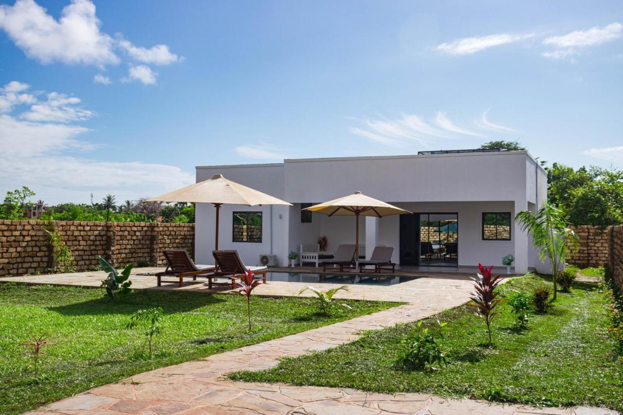 4 U Luxury Bungalows Diani 迪亚尼海滩 外观 照片