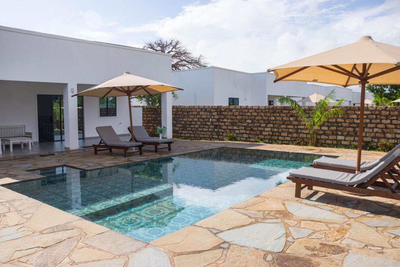 4 U Luxury Bungalows Diani 迪亚尼海滩 外观 照片