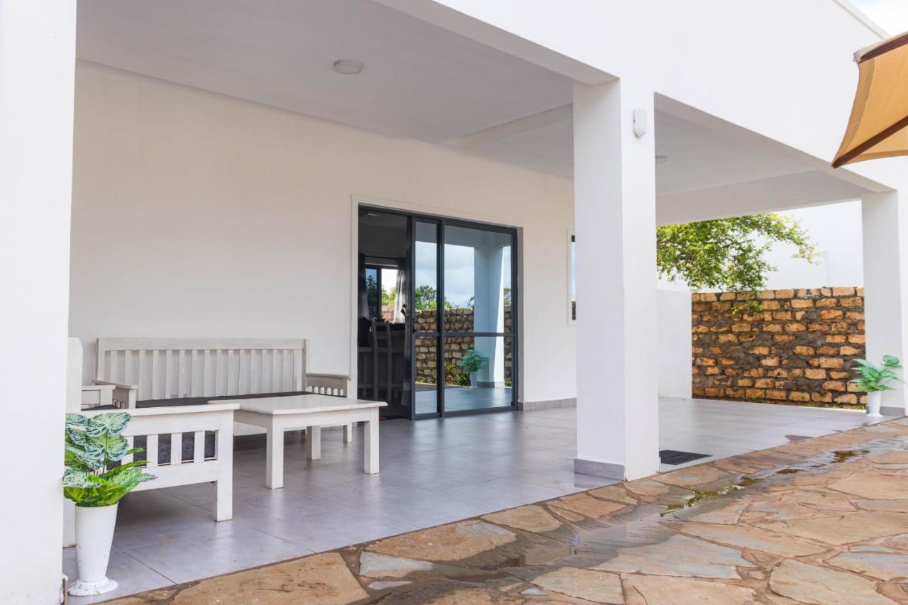 4 U Luxury Bungalows Diani 迪亚尼海滩 外观 照片