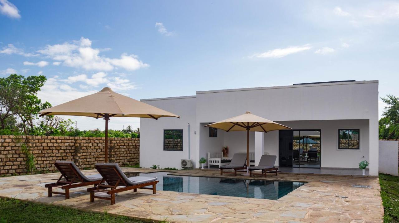 4 U Luxury Bungalows Diani 迪亚尼海滩 外观 照片